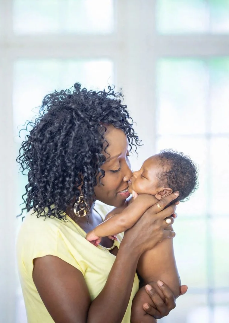 Fotografía de estudio de una madre con su bebé